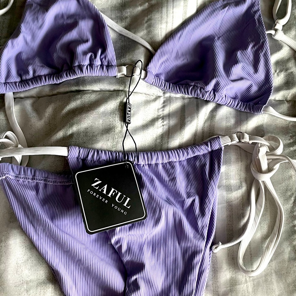 BRAND NEW / NEVER WORN / TAGS STILL ON